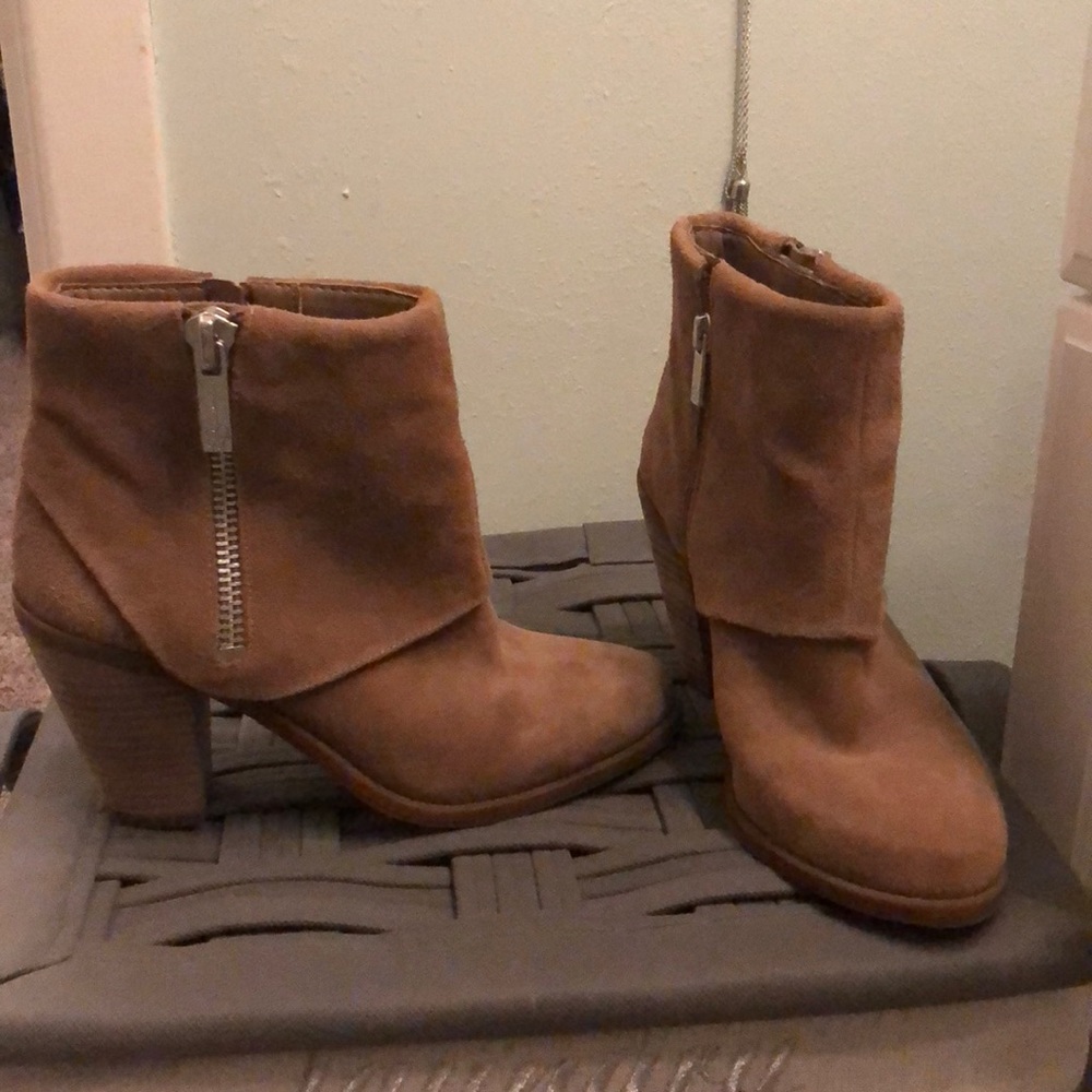 Super cute booties!
